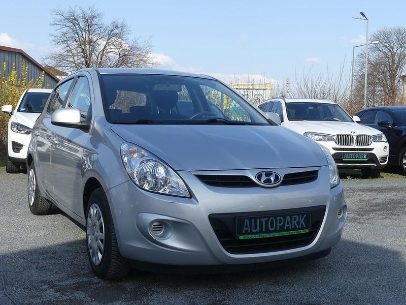 Gebraucht Hyundai i20 Edition 77 PS (56 kW) 2011 Silber Limousine
