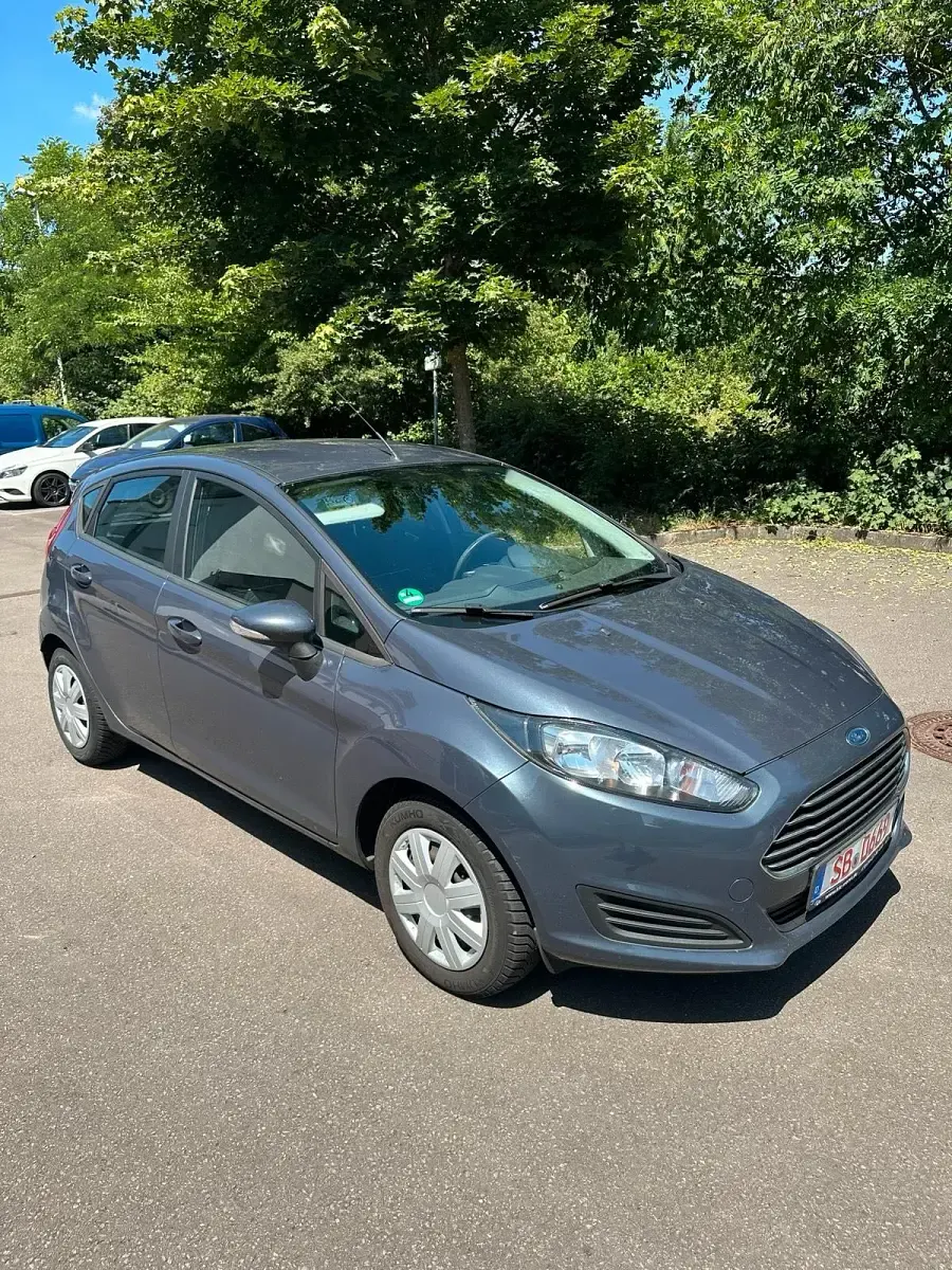 Gebraucht Ford Fiesta 81 PS (59 kW) 2014 Grau Kleinwagen