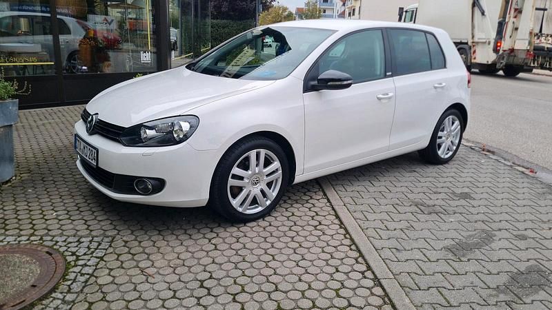 Weiß Gebraucht 2011 VW Golf Style Limousine | 5.900 € (Fairer Preis) - Bild 1/4