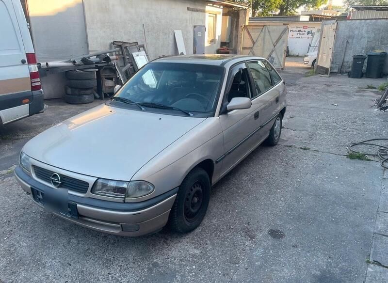 Grau Gebraucht 1997 Opel Astra Limousine | 1.099 € (Guter Preis) - Bild 1/4