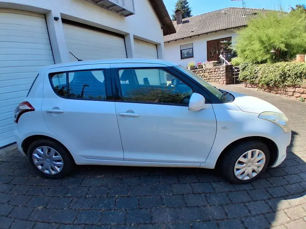 Gebraucht Suzuki Swift 94 PS (69 kW) 2012 Weiß Kleinwagen