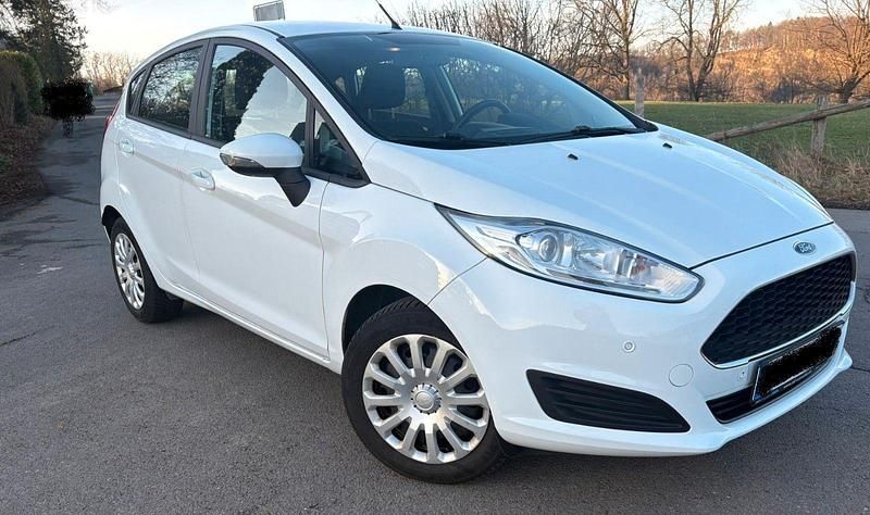 Weiß Gebraucht 2016 Ford Fiesta Kleinwagen | 7.500 € (Fairer Preis) - Bild 1/4