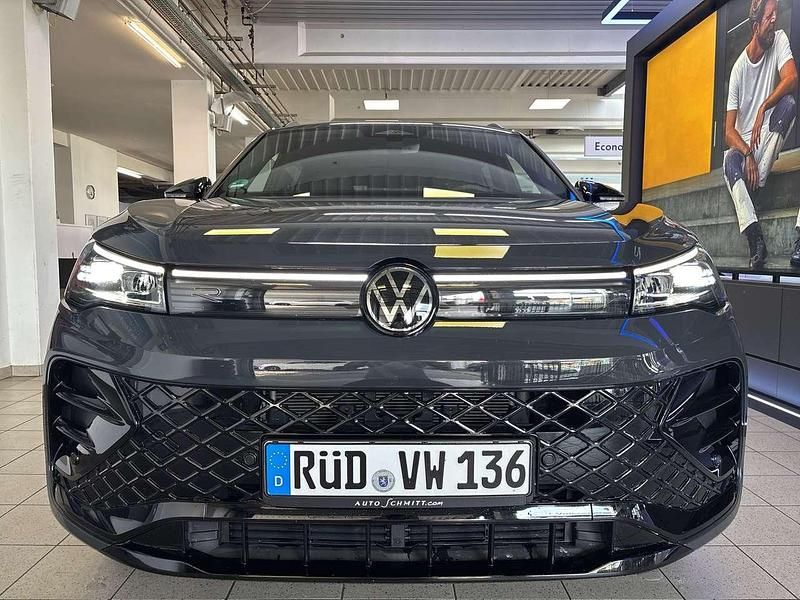 Gebraucht VW Tiguan R-line 150 PS (110 kW) 2025 Uranograu SUV