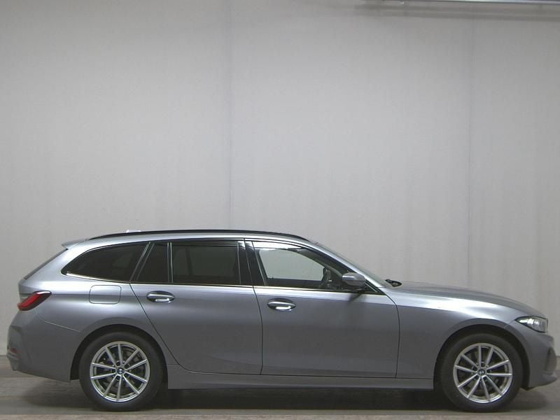 Grau Gebraucht 2023 BMW 320 Sport Line Kombi | 27.280 € (Superpreis) - Bild 1/4