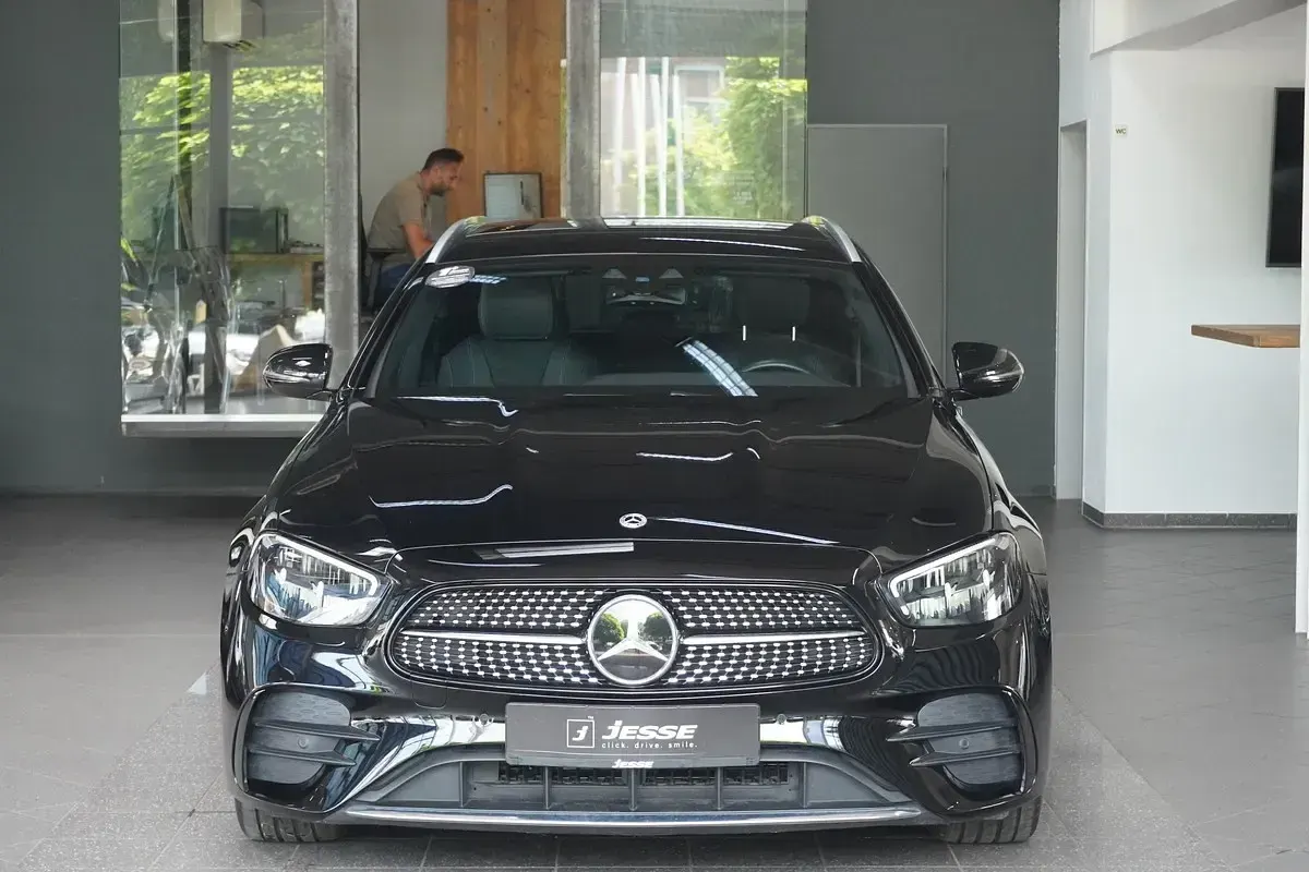 Gebraucht Mercedes E300 AMG line 320 PS (235 kW) 2023 Schwarz