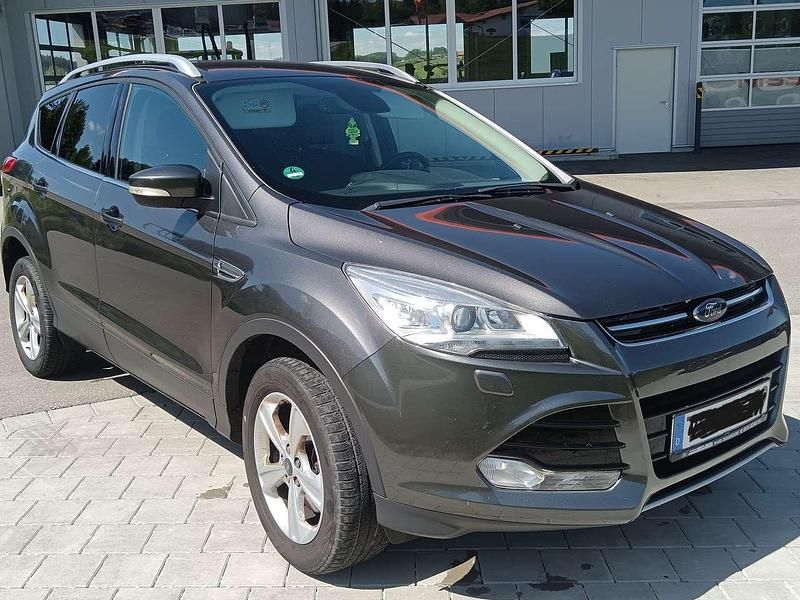 Grau Gebraucht 2016 Ford Kuga Titanium SUV | 10.750 € (Fairer Preis) - Bild 1/4