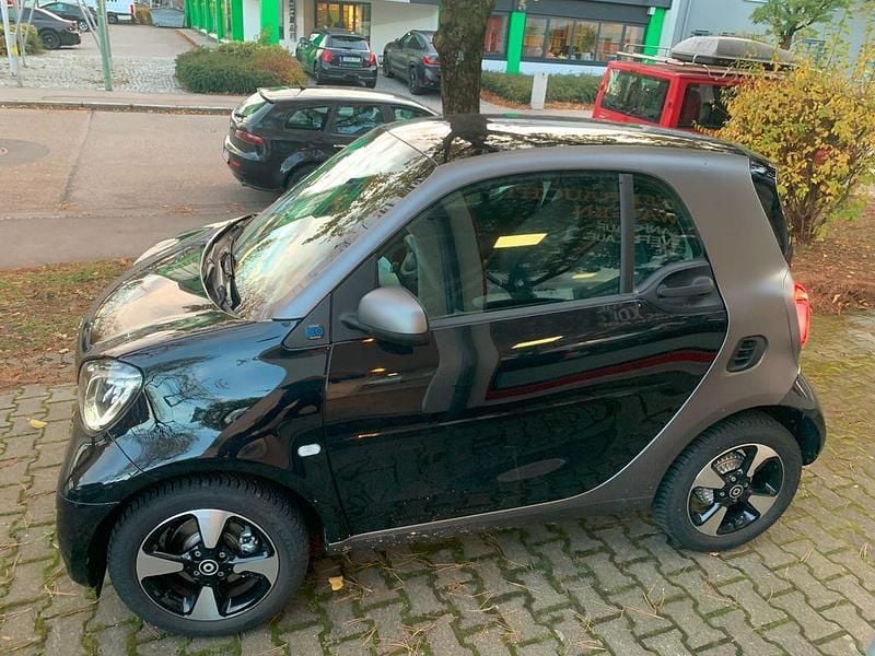 Schwarz Gebraucht 2024 Smart ForTwo Electric Drive Passion Exclusive Kleinwagen | 14.850 € (Fairer Preis) - Bild 1/3