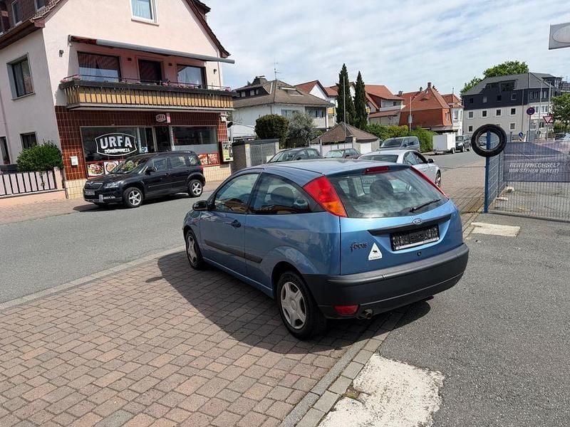 Second-hand Ford Focus Trend 101 CP (74 kW) 2003 Albastru Hatchback