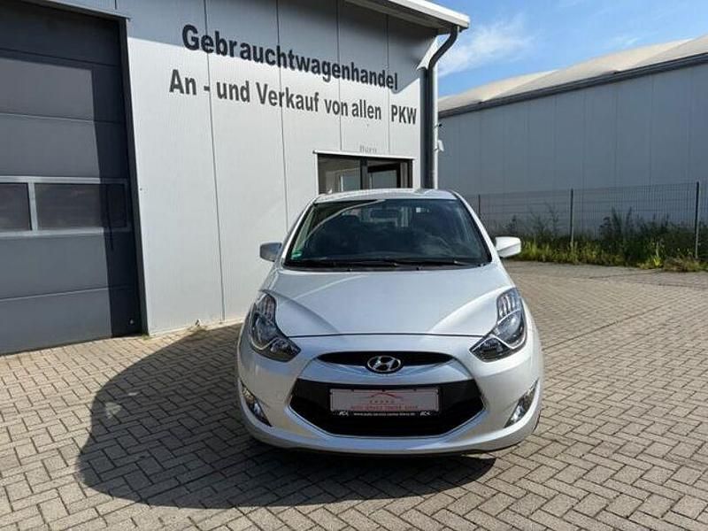 Gebraucht Hyundai ix20 Edition 105 PS (77 kW) 2014 Sleek silver Kleinwagen