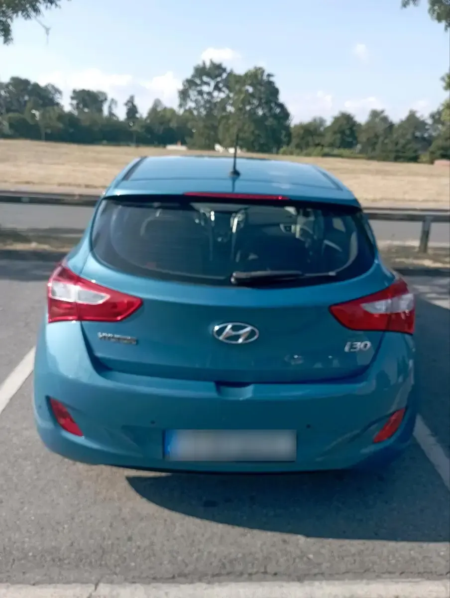 Gebraucht Hyundai i30 99 PS (72 kW) 2014 Blau Limousine