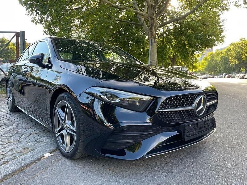 Schwarz Gebraucht 2024 Mercedes A200 AMG line Limousine | 28.900 € (Guter Preis) - Bild 1/4