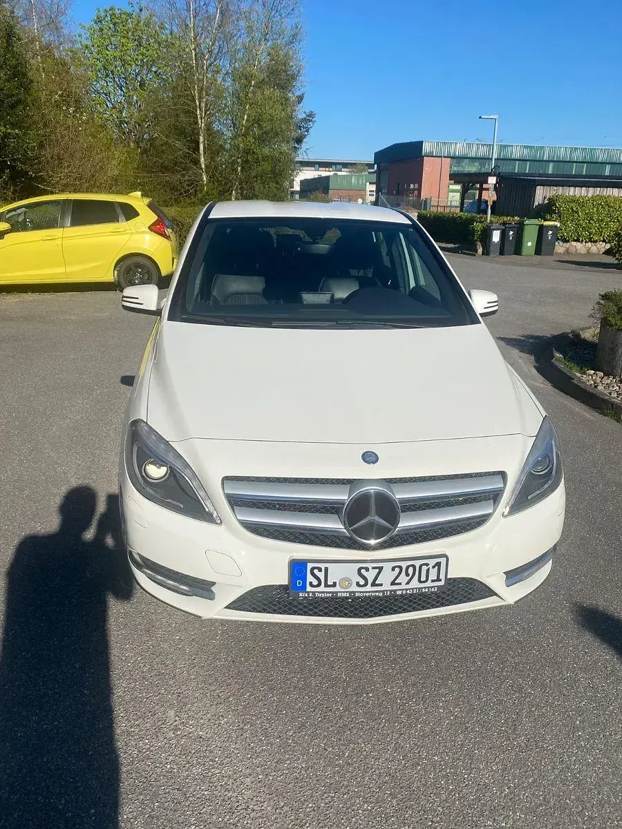 Gebraucht Mercedes B180 122 PS (89 kW) 2012 Weiß Van / Kleinbus