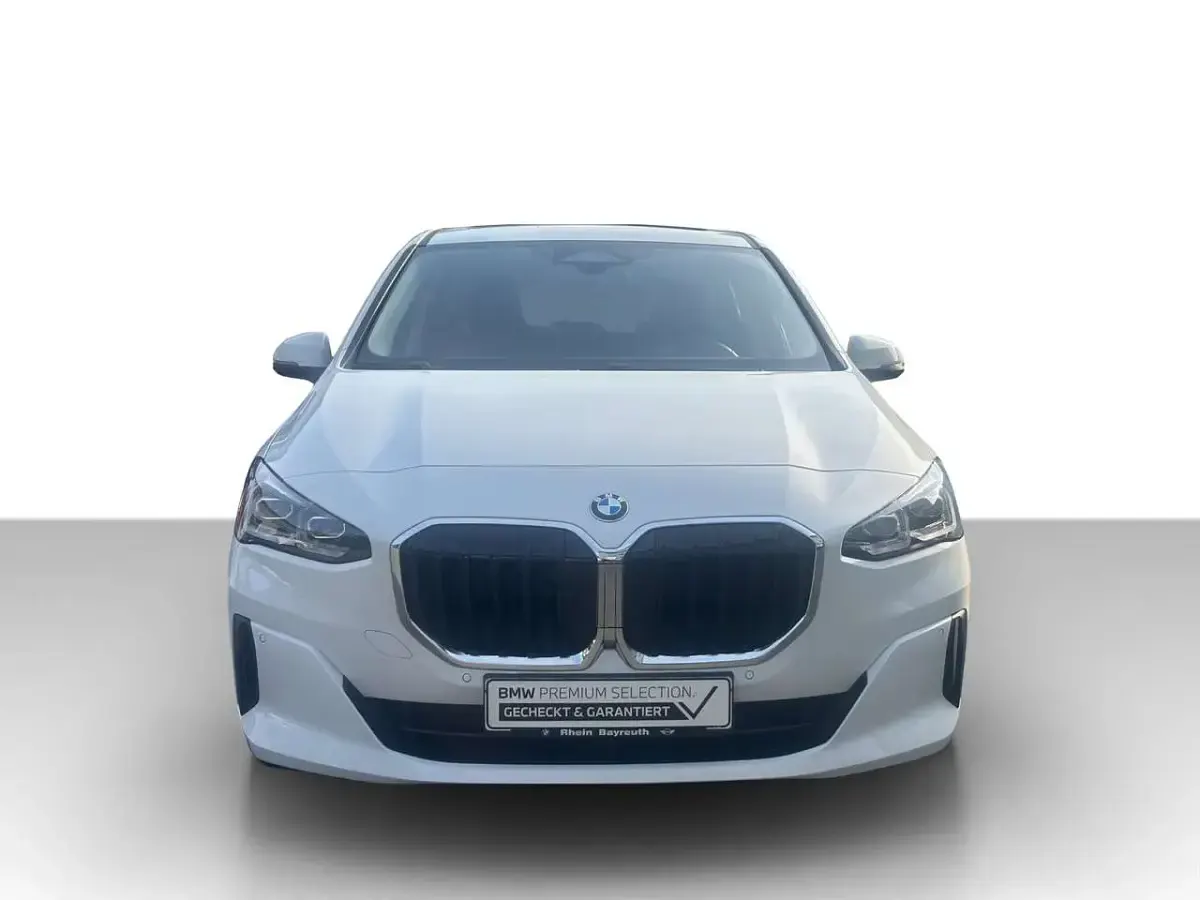 Gebraucht BMW 218 Active Tourer 136 PS (100 kW) 2023 Weiß Van / Kleinbus