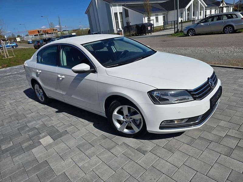 Gebraucht VW Passat Comfortline 140 PS (102 kW) 2011 Candyweiß Limousine