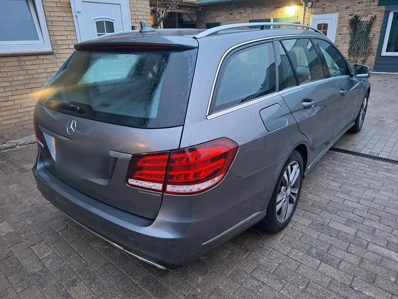 Gebraucht Mercedes E220 Avantgarde 170 PS (125 kW) 2016 Grau Kombi