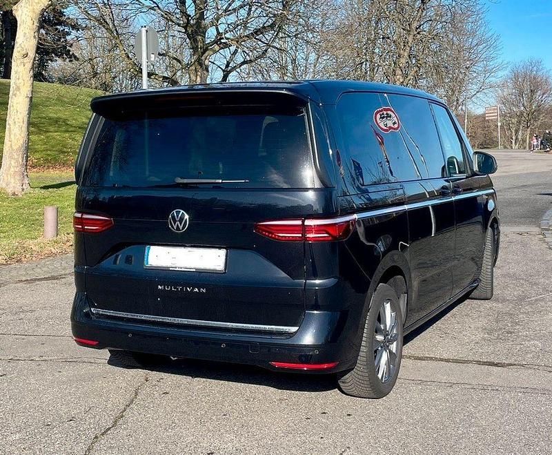 Gebraucht VW Multivan Style 150 PS (110 kW) 2023 Schwarz Van