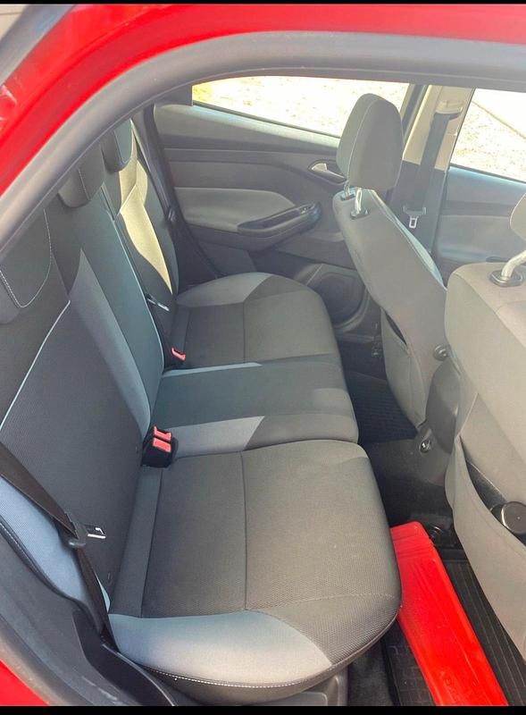 Rot Gebraucht 2011 Ford Focus Kombi | 2.500 € - Bild 1/4
