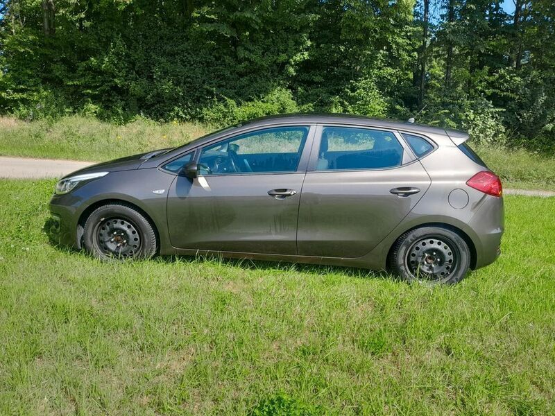 Braun Gebraucht 2018 Kia Ceed Edition 7 Limousine | 8.750 € (Superpreis) - Bild 1/4