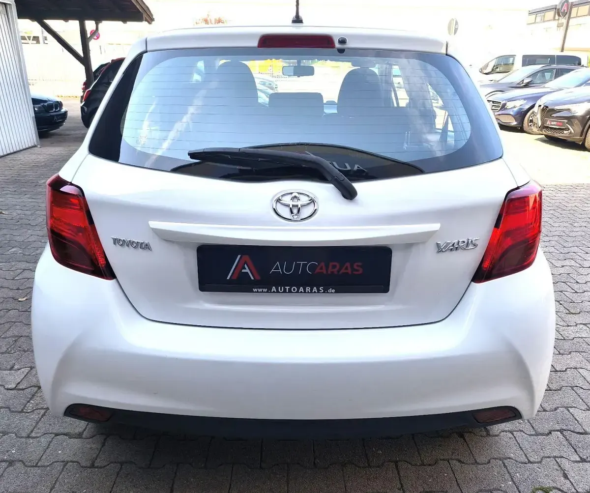 Gebraucht Toyota Yaris 69 PS (50 kW) 2016 Weiß Kleinwagen