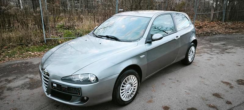 Grau Gebraucht 2005 Alfa Romeo 147 Kleinwagen | 750 € (Superpreis) - Bild 1/4
