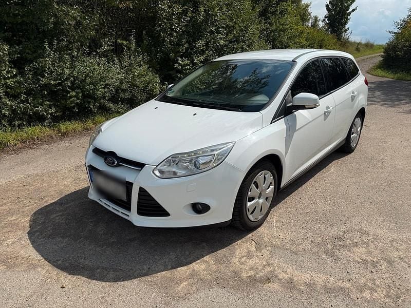 Weiß Gebraucht 2014 Ford Focus Kombi | 3.300 € (Fairer Preis) - Bild 1/4