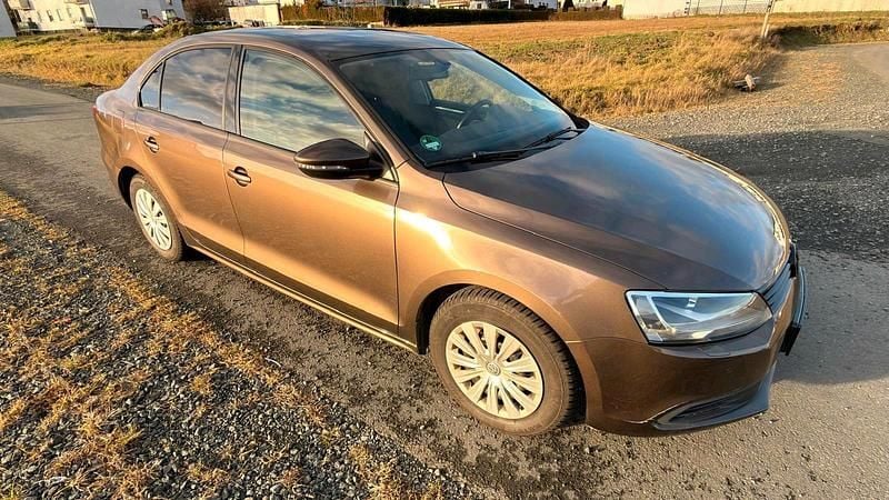 Gebraucht VW Jetta 105 PS (77 kW) 2011 Braun Limousine