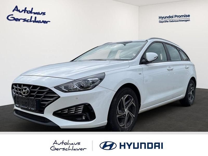 Weiss Gebraucht 2021 Hyundai i30 Trend Kombi | 17.590 € (Guter Preis) - Bild 1/4