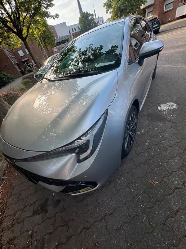 Silber Gebraucht 2023 Toyota Corolla Team Limousine | 23.400 € (Guter Preis) - Bild 1/4