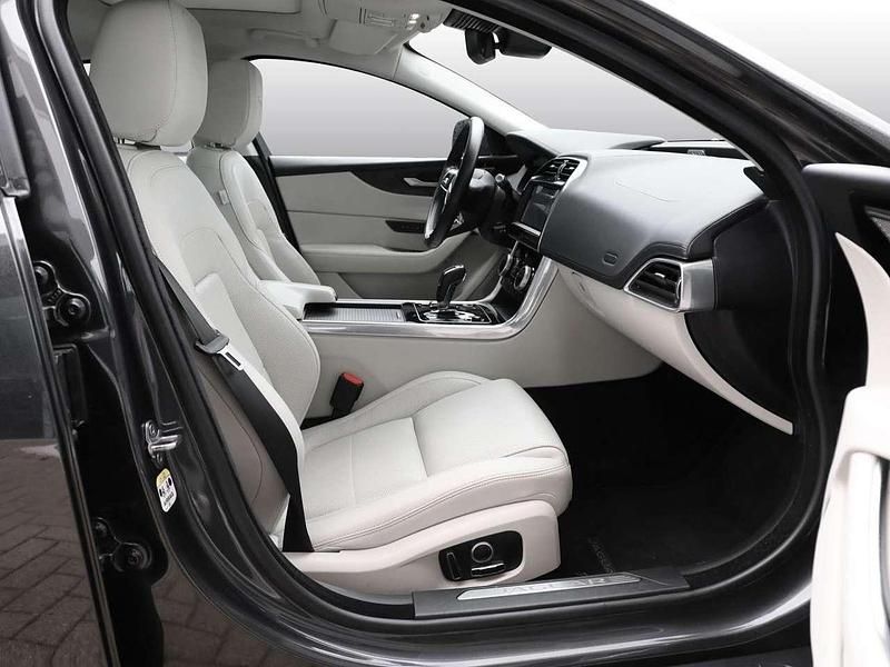 Gebraucht Jaguar XE SE 204 PS (150 kW) 2021 Grau Limousine