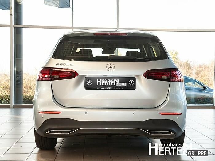 Gebraucht Mercedes B200 Progressive 150 PS (110 kW) 2025 Lack hightechsilber Van / Kleinbus
