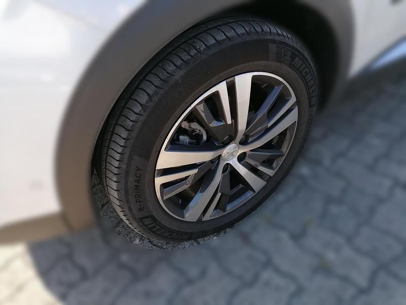 Gebraucht Peugeot 3008 Allure 136 PS (100 kW) 2024 Perlmutt weiss Limousine