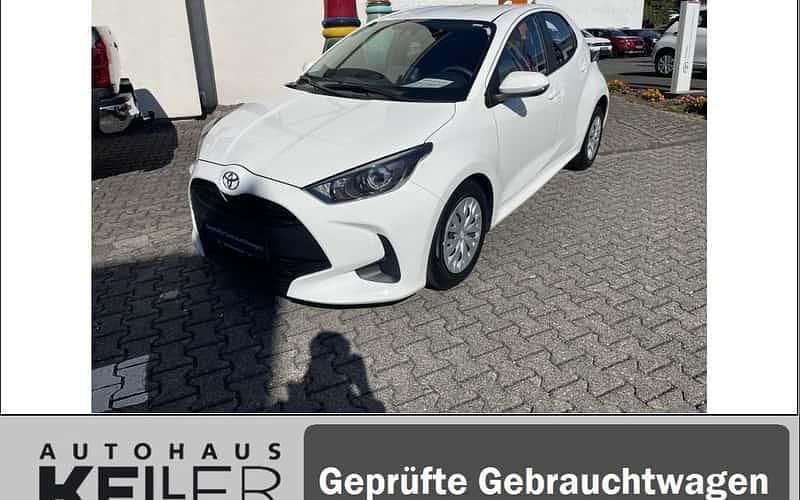 Weiß Gebraucht 2022 Toyota Yaris Limousine | 14.240 € (Fairer Preis) - Bild 1/4