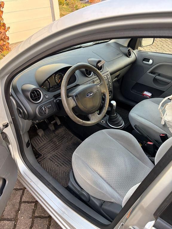 Gebraucht Ford Fiesta Ghia 69 PS (50 kW) 2003 Silber Kleinwagen