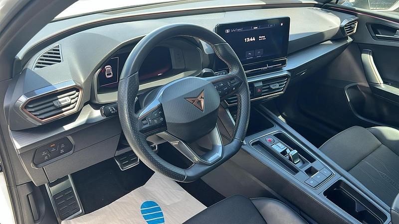 Używany Cupra Leon 245 KM (180 kW) 2022 Biały Sedan/Limuzyna