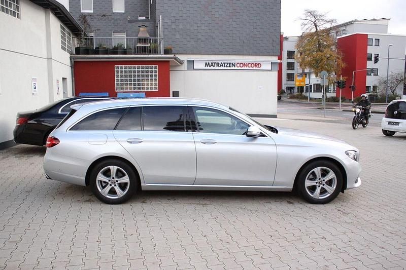Gebraucht Mercedes E220 194 PS (142 kW) 2018 Silber Kombi