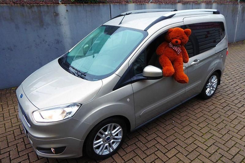 Silber Gebraucht 2016 Ford Tourneo Courier Titanium Van / Kleinbus | 13.911 € (Etwas zu teuer) - Bild 1/4