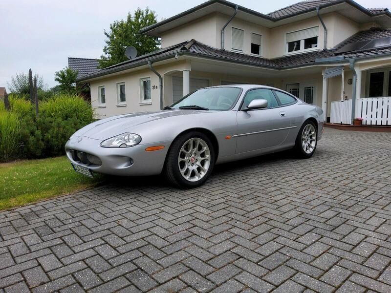 Silber Gebraucht 1999 Jaguar XKR Coupé | 28.000 € (Etwas zu teuer) - Bild 1/4