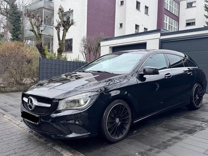 Schwarz Gebraucht 2015 Mercedes CLA200 Shooting Brake AMG line Kombi | 11.500 € (Etwas zu teuer) - Bild 1/4