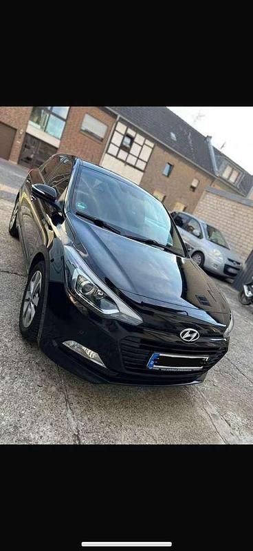 Schwarz Gebraucht 2017 Hyundai i20 Active Limousine | 13.200 € (Teuer) - Bild 1/4