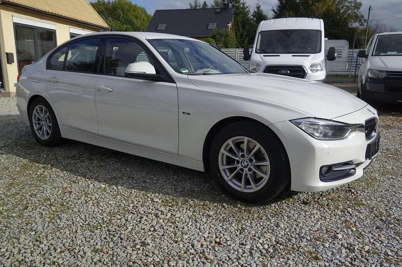 Alpinweiss iii Gebraucht 2013 BMW 318 Limousine | 13.890 € (Etwas zu teuer) - Bild 1/4