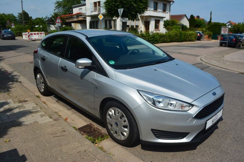 Silber Gebraucht 2016 Ford Focus Ambiente Limousine | 6.999 € (Fairer Preis) - Bild 1/4