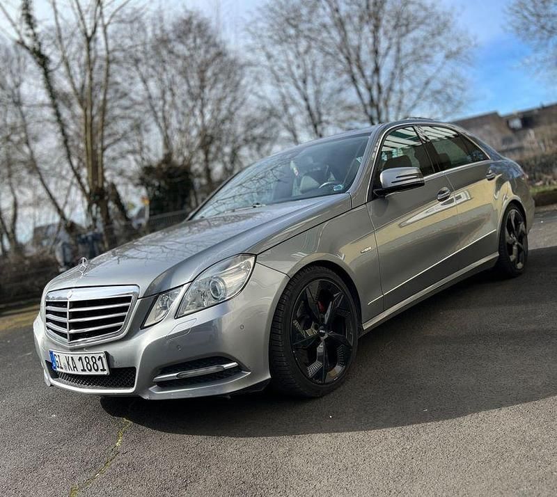 Grau Gebraucht 2011 Mercedes E300 Avantgarde Limousine | 12.800 € (Fairer Preis) - Bild 1/4
