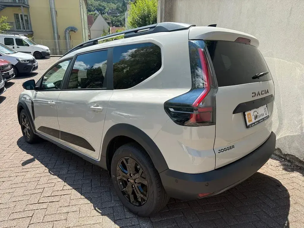 Neu Dacia Jogger Extreme 122 PS (89 kW) 2026 Beige Van / Kleinbus