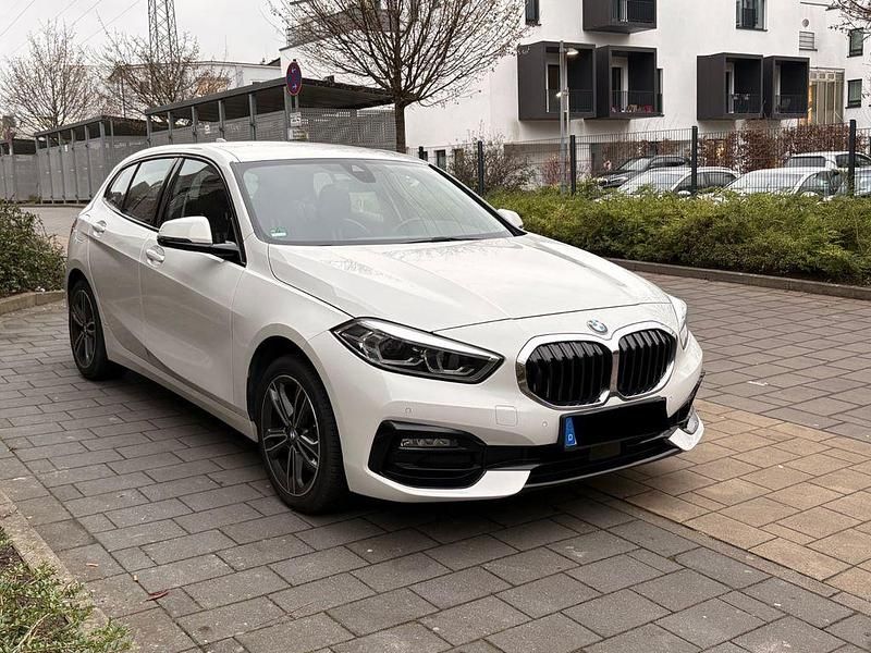 Weiß Gebraucht 2019 BMW 118 Advantage Kleinwagen | 14.500 € (Fairer Preis) - Bild 1/4