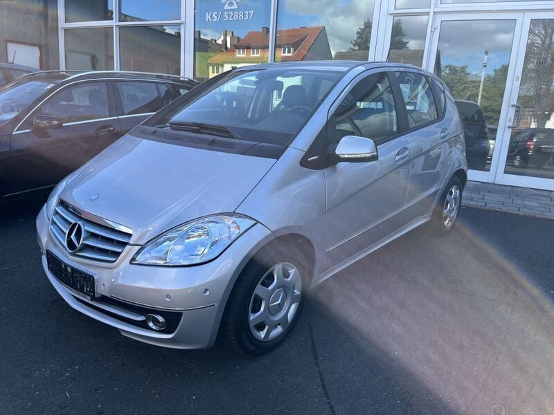 Polarsilber metallic Gebraucht 2011 Mercedes A180 Elegance Limousine | 8.950 € (Teuer) - Bild 1/4