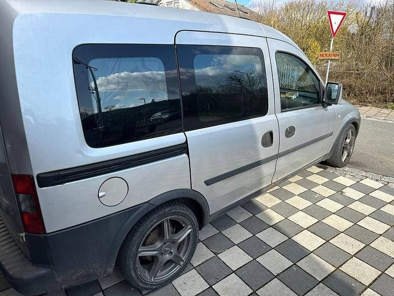 Gebraucht Opel Combo 75 PS (55 kW) 2004 Silber Van / Kleinbus