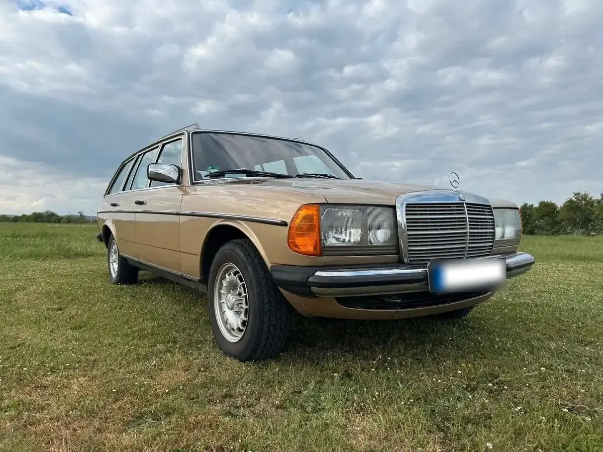 Używany Mercedes E280 180 KM (132 kW) 1982 Złoty Kombi