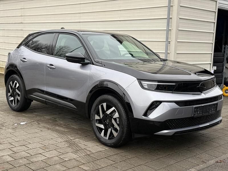 Neu Opel Mokka 145 PS (106 kW) 2025 Tropikal grün metallic / schwarzes dach SUV