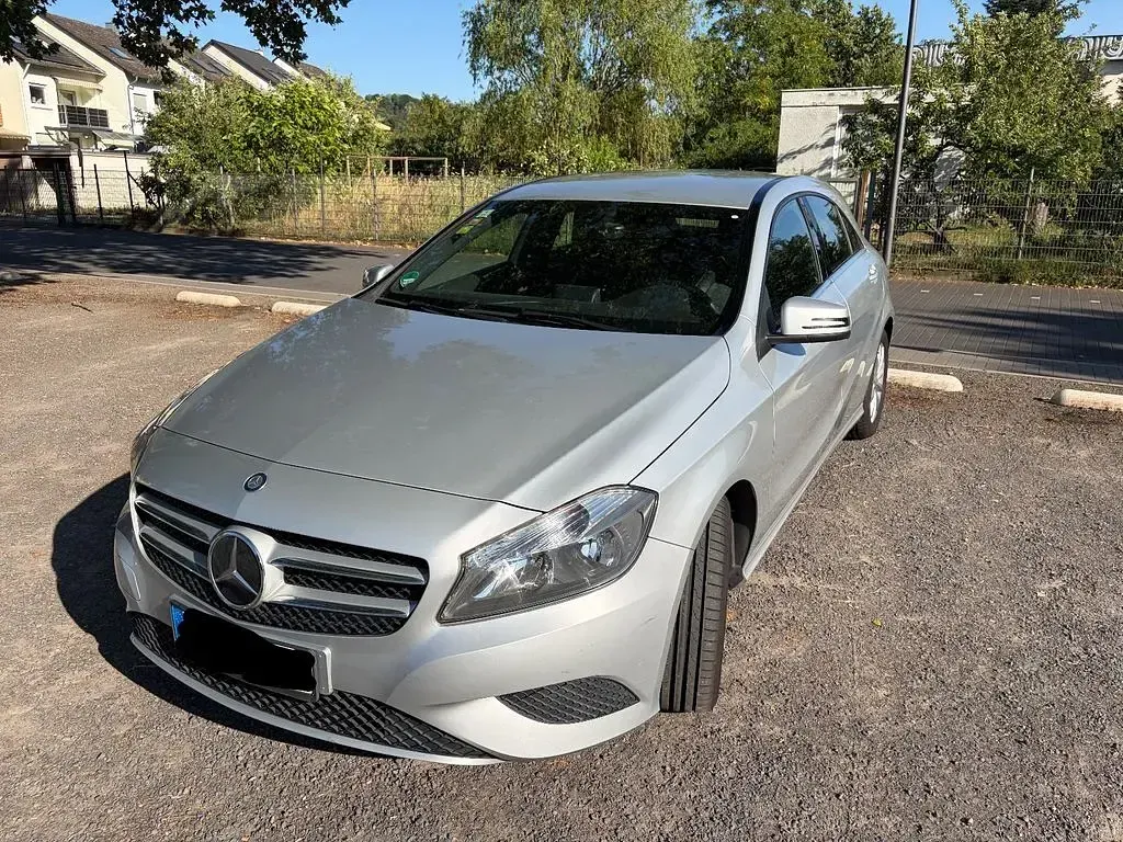 Gebraucht Mercedes A180 122 PS (89 kW) 2014 Silber Kleinwagen