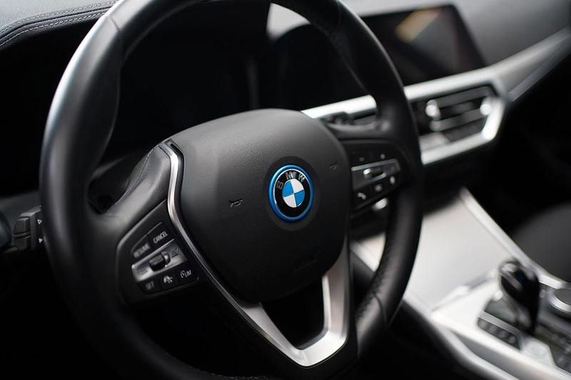 Gebraucht BMW 330e Sport Line 184 PS (135 kW) 2022 Weiß Limousine